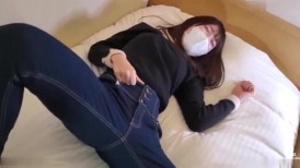 FC2 4618579 脱掉制服，在裤子里藏遥控震动器的敏感少女被多次逼迫高潮，白色的精液被注入子宫深处