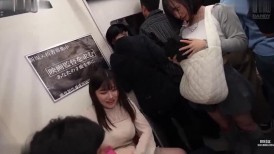 [无码破解]DANDY-967“你们是朋友？！”我一边偷偷自慰一边看着她的内裤，没有注意到她的裙子被翻了起来，结果被旁边的女孩发现了，抓住了我的弱点，一次又一次地干了我