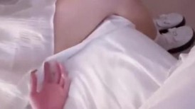 兄妹乱伦】意淫自己妹妹 - 强爽灌醉妹妹闺蜜摸得她受不了，又粉又嫩中途偷偷拔套狂射无毛白虎穴