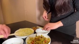 趁着大哥出差灌醉嫂子偷家，在反抗中嗔吟异常真实~唔唔~不要疼~强硬输出抽插最终内射都不像演的