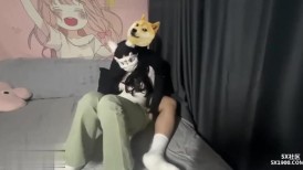 牛仔裤小白袜清纯学妹可爱又反差，抱在怀里把玩母狗骚穴， 身材一级棒的小可爱掰开双腿 每一下都直达花心