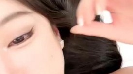 颜值不错的御姐深夜约啪大哥让大哥大鸡巴抽脸草嘴深喉，压在身下爆草揉奶扯她脸，草的骚逼叫爸爸上位抠菊花
