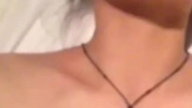 极品反差婊：眼镜小骚货被大屌男友无套插入，一顿猛操操得她舒舒服服，笑嘻嘻爽歪歪！