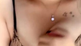 奶水很足的小少妇镜头前的诱惑，直播赚生活费挤奶水给狼友喝，自己吸奶头跳蛋塞逼里抠逼自慰浪叫呻吟玩尿了
