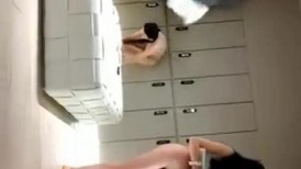 ⚫️温泉酒店女宾换衣室内部真实偷拍，两位年轻小姐姐身材性感大长腿，阴毛好诱人