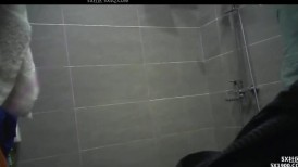 ⚫️贵在真实，咸湿房主出租房针孔偷拍两位姐妹日常洗澡，马尾辫VS眼镜妹