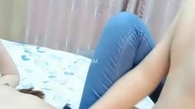 开档牛仔裤清纯又骚美女和男友居家操逼舔屌吸吮口活很棒肥穴骑乘自己动正入边操边揉阴蒂搞得美女爽歪歪