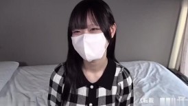 FC2 4768873 为什么要这样打飞机？ [无码] [中出] 我舔了舔这位身材苗条、胸部丰满的18岁美女的胸部和屁股，然后对她进行了中出。她可爱地恳求我：<让我射精吧。> *内含特典