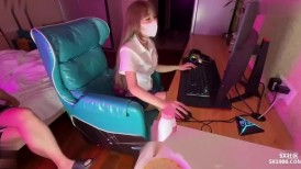 『情深叉喔』【兄妹乱伦】网瘾少女为了买游戏皮肤 帮哥哥解决生理需求