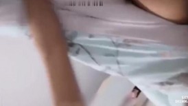 淫乱家庭：爸爸开着视频聊天看着妈妈被儿子干，不料翻车小心内射，还和老爸视频！~1