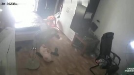流出黑客破解家庭网络摄像头偷拍青春期妹妹发骚偷拿姐姐自慰棒自慰被发现大打出手拿根棍子霸凌警告她