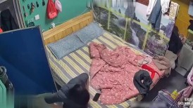 三月家庭台流出最反差的一位职场风格母亲打发女儿出门后拿出了一个专业炮机看着视频猛插骚穴