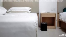 骚男探花蜜糖少女连续两天小旅馆约炮白嫩少女和骚小美女