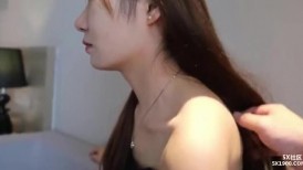 《女神小姐姐极品泄密》露脸才是王道！学院派清纯美少女兼职外围宾馆约炮胖金主一镜到底毛多水多无套啪啪啪4K原版画质