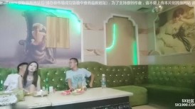 【AI增强】20210702_[原版]歌厅探花陈先生_约两美女，兄弟一起沙发唱歌啪啪