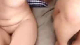 两个风骚学妹露脸镜头前的诱惑，让大哥吃着奶子玩逼还摸另一个骚货，淫声荡语口交大鸡巴，特写展示爆草蹂躏