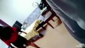 倒反天罡强上老妈❤️趁老爸不在家偷拍老妈裙底被发现直接将错就错推翻老妈就强插内射