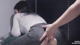 混血美女，牛仔裤被剪破，被强烈中出，完美脸蛋，被操时的模样真诱人