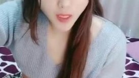 甜美骚骚小妞和小男友居家操逼，短裙骑在身上抽插，搞一会自己拿道具自慰，男友JB有点小，貌似满足不了