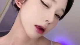 小美女【伊藤美香】今天的這個哥哥是個m一直吃香香的仙女棒 都把我看饞了 直接讓哥哥躺著 吮吸哥哥的肉棒