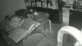 黑客破解理发店监控偷拍❤️少妇老板娘给光头佬洗头吹箫直接坐上鸡巴给他泄火