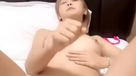 颜值不错的小美女洗干净了让大哥床上玩弄，粉嫩骚逼给她吸根烟，全程露脸吃奶舔逼压在身下爆草蹂躏呻吟可射