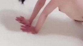 难得三个极品萝莉美眉【合体群P群交 终极淫乱大场面】18岁的圆圆奶子超嫩，最漂亮的圆圆被干的死去活来，三个都超嫩