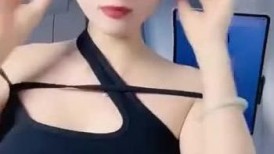 极品妖艳高颜值轻少妇！奶子非常极品，丰满体型前凸后翘的！白丝黑丝美腿，等炮友半天才到，一来就打炮！小骚逼真会叫