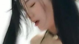双马尾黑丝纹身露脸小骚妻在家跟小哥激情啪啪，口交大鸡巴道具玩弄骚逼，被大哥多体位无套爆草蹂躏内射中出