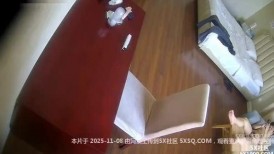 全网独家乐橙酒店私享台偷拍 文艺青年撸管等眼镜女友来啪啪妹子好奇的研究男友的放在桌子上的飞机杯