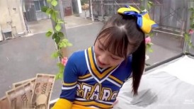 [无码破解]DVMM-307 真人秀 MM 啦啦队专属魔镜：一位身材柔软、臀部丰满的女大学生尝试使用气垫椅式假阳具，顶端插入仅1厘米！她无法抗拒挑逗，猛地将假阳具完全插入，颤抖着达...