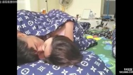 居家摄像头破解》真实记录年轻小夫妻各种姿势玩69啪啪