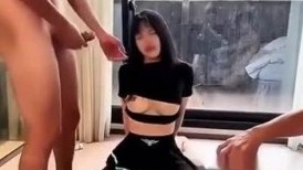 与单男刺激4P车轮战，放荡的骚样让老公当场撸管