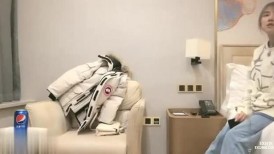 01年超清纯兼职外围嫩妹  花臂纹身甜美可爱  服务的很周到 ，搞着有人敲门妹子吓到 ，妹子很活泼 ，体验很不错