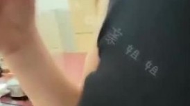 会喷水亲姐姐】不穿内裤和我一起去找朋友玩出去了直接把姐姐按在他的办公桌上操“桌子椅子沙发”喷的到处都是水叫声响彻