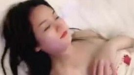 撩人小妖精青春靓丽白嫩小学妹多人大乱斗无套骑乘后入叠穴