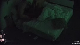 这是遇到绿奴了吧 自己先操完后把自己老婆眼睛蒙住 让别人进来操 光线不好 但剧情炸裂