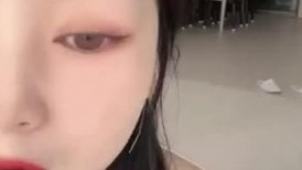 青春靓丽白嫩小学妹多人大乱斗无套骑乘后入叠穴