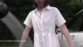 FC2 4803604 [私人拍摄 – 爆红！续集！] <长崎雅美翻版！美丽的剃毛人妻> [暴露狂口交 & 洗车尴尬] 她穿着性感泳衣让我吸她的阴茎，同时玩弄着她的阴户！特写...