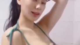极品气质美女淋浴自拍流出