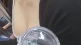 街头偷拍极品大奶明年，乳沟精选集