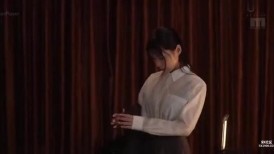 [无码破解]MIDA-431 出差途中，突遇暴雨，被迫与人合住一间房。我浑身湿透地走进浴室，我讨厌的老板竟然用毛巾把我的胸部贴在了他的胸部上……安祖安