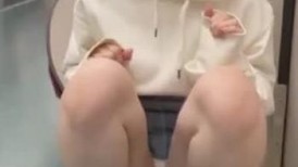 偷窥日记57 这次她以秋季造型亮相！ ！迷你裙牛仔超可爱帽衫JD在火车上和厕所里偷窥视频【*完全主观23分钟拍摄】