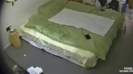 10-22流出酒店偷拍❤️提前在床上铺好浴巾骚妹子被大屌男友爆操情趣跳蛋一次用两个美女被操爽后好像还喷水了