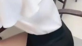 野战少女 百褶裙妹子被包臀裙骚货和男主推到 扒光抽插轮流替换榨汁机