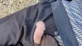 精品推荐【5XSQ】【妩媚婷儿】老大爷口舔黑丝，嘴叼内裤先舔小穴，然后慢慢把衣服脱光然后在野外干了起来