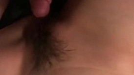 一个变态的男朋友，把一瓶酒塞进女朋友的鸡巴里。