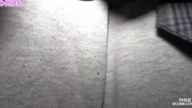 可爱的JK美女◯ 被震动棒彻底打败了，在厕所里被突然插入，然后被爆菊，没有吞咽