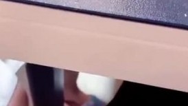 女儿过生日 老婆临时加班刚走 女儿吃上了奶油肉棒 按在桌上抽插 屁股小穴混合奶油精液