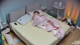 酒店偷拍假期放假不回家情侣后续❤️气质眼镜女友化完妆变高冷旗袍女神让男友后入爽干无水印版